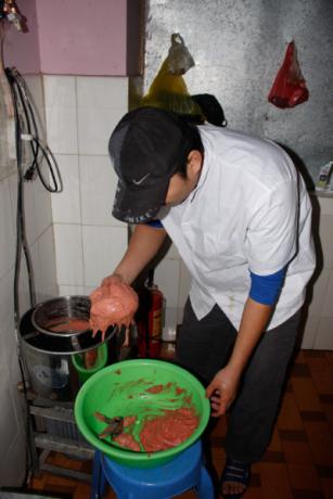 2、牛肉在冰箱冻几分钟后，放进绞肉机器里搅拌成肉浆.jpg
